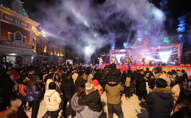 泰安方特无人机天幕大秀震撼首演 引爆泰城年末狂欢